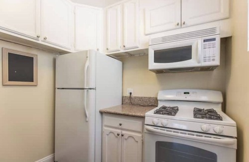 Reseda Apartamento | LA Studio w/Gated Parking-Amazing Location & Value