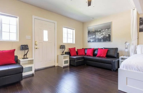 Reseda Apartamento | LA Studio w/Gated Parking-Amazing Location & Value