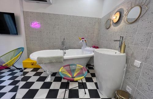Le Camas Apartamento | La Suite PopArt - Baignoire - Lit Rond
