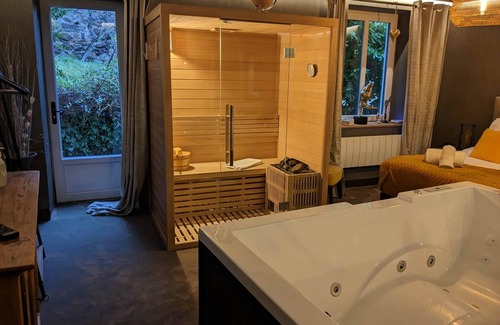 Kaysersberg-Vignoble Apartamento | La Suite - Romantic escape with spa and private sauna, Beautiful suite with spa, sauna and parkin