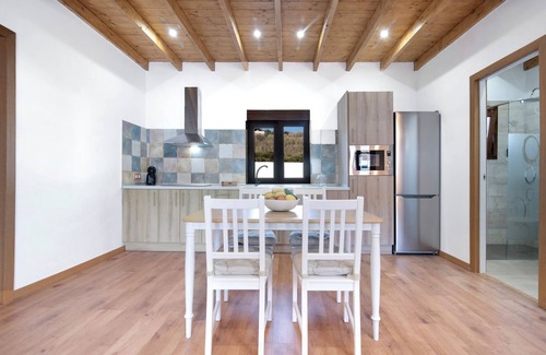 La Solana Villa | 'La Tirajanera 1+2' con vistas a la montaña, piscina compartida y Wi-Fi