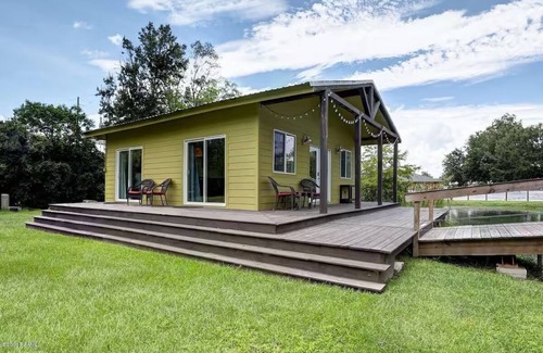 Breaux Bridge Casa | La Tortue, 1 bedroom pond-front cottage in walking distance of all things Cajun