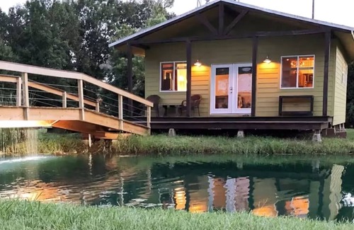 Breaux Bridge Casa | La Tortue, 1 bedroom pond-front cottage in walking distance of all things Cajun