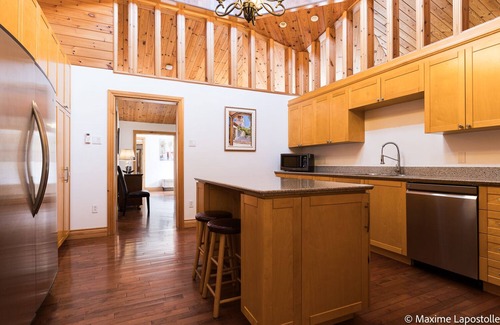 Sainte-Beatrix Casa | La Tour Boisée: Large Chalet in nature