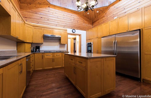 Sainte-Beatrix Casa | La Tour Boisée: Large Chalet in nature