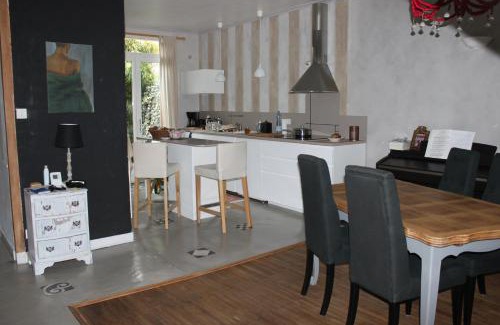 Route de Vannes Casa | La Tropicale-Maison près du centre ville- 1 chambre