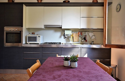 Cavriglia Casa | La Vecchia Posta: Ideal para Chianti & Arte | Habitación doble roja y 2 baños