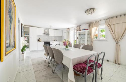Riou - Petit Juas - Av de Grasse Villa | LA VILLA DES FLEURS en duplex avec jardin et piscine