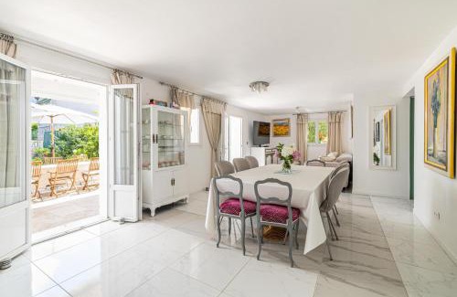 Riou - Petit Juas - Av de Grasse Villa | LA VILLA DES FLEURS en duplex avec jardin et piscine