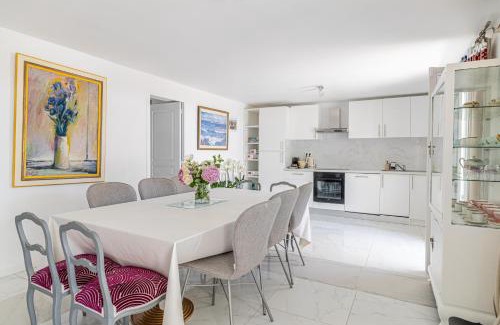 Riou - Petit Juas - Av de Grasse Villa | LA VILLA DES FLEURS en duplex avec jardin et piscine