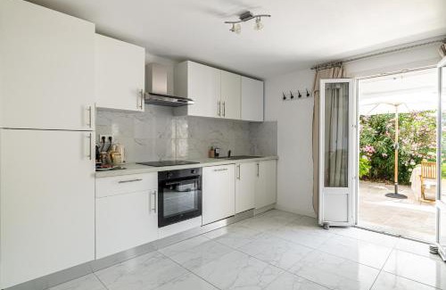 Riou - Petit Juas - Av de Grasse Villa | LA VILLA DES FLEURS en duplex avec jardin et piscine