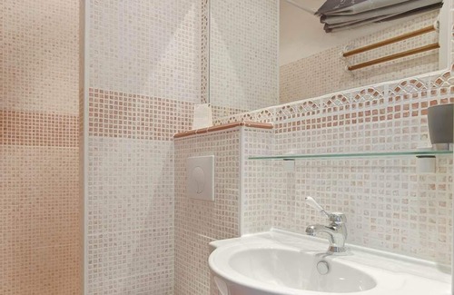 Vence Hotel | LA Villa Roseraie , Hotel Familial Ouvert Toute L Annee. Animaux Acceptes