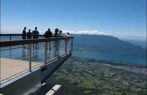 Barberaz Apartamento | La Voute Chambérienne GRAND T2 61m2 - Vue Montagnes - TV 4K Géante - WIFI-Fibre - Machine à Laver - Lave Vaiselle - Parking - Confort - Spacieux