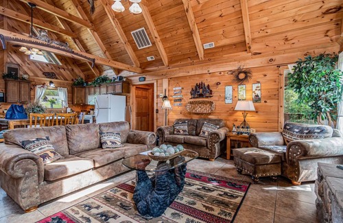 Branson Cedars Cabina | Labor Day Open, Real Log Cabin Near Big Cedar w Pvt Fire Pit Hot Tub Wood View Free Tickets