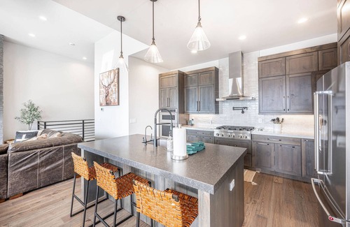 Hideout Condominio | *FREE GOLF* Perfect for Families | Pet-Friendly | 2 Mins to Lake | Private Hot Tub | 2 Family Rooms