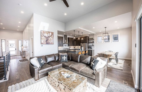 Hideout Condominio | *FREE GOLF* Perfect for Families | Pet-Friendly | 2 Mins to Lake | Private Hot Tub | 2 Family Rooms