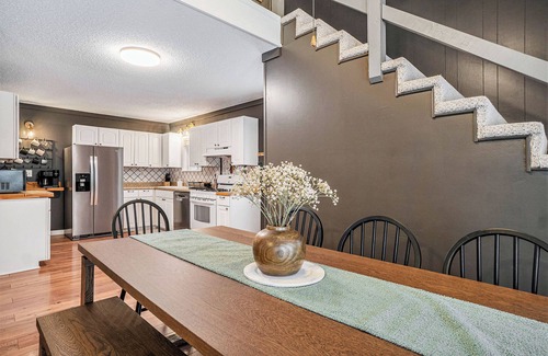 Boyne Falls Chalet De Esquí | Cozy getaway, family FUN! 4 Private Bedrooms, Hot Tub, Game room