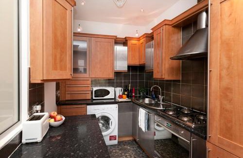 Nottingham City Centre Apartamento | Lace Market Apartments - City Centre - 4 Beds Apartment with 2 Bathrooms and full Kitchen in George Street - close to Victoria Centre Shopping Centre and the Mercure Hotel - Outdoor Parking for Cars or Vans at five pounds a day