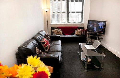 Nottingham City Centre Apartamento | Lace Market Apartments - City Centre - 4 Beds Apartment with 2 Bathrooms and full Kitchen in George Street - close to Victoria Centre Shopping Centre and the Mercure Hotel - Outdoor Parking for Cars or Vans at five pounds a day