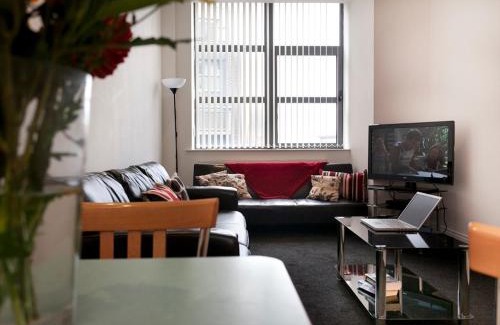 Nottingham City Centre Apartamento | Lace Market Apartments - City Centre - 4 Beds Apartment with 2 Bathrooms and full Kitchen in George Street - close to Victoria Centre Shopping Centre and the Mercure Hotel - Outdoor Parking for Cars or Vans at five pounds a day