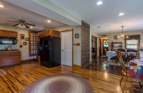 Camptown Casa | LaceyVilla - Huge home in Endless Mountains