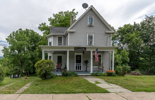 Camptown Casa | LaceyVilla - Huge home in Endless Mountains