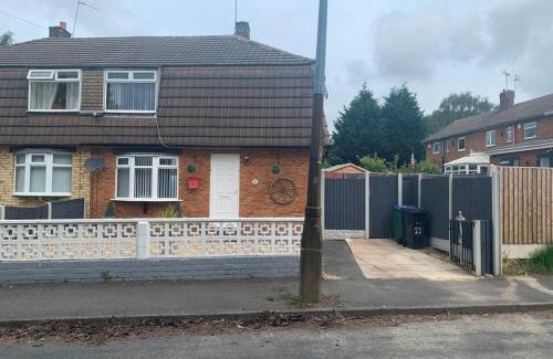 Walsall Apartamento | Ladbury House in Walsall, convenient location near the M6, Walsall Uni and Hospital, with free parking and easy access to Birmingham city centre, only 20 mins from NEC and Birmingham airport, 15 mins from Villa Park