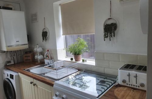 Walsall Apartamento | Ladbury House in Walsall, convenient location near the M6, Walsall Uni and Hospital, with free parking and easy access to Birmingham city centre, only 20 mins from NEC and Birmingham airport, 15 mins from Villa Park
