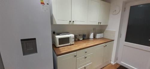 Walsall Apartamento | Ladbury House in Walsall, convenient location near the M6, Walsall Uni and Hospital, with free parking and easy access to Birmingham city centre, only 20 mins from NEC and Birmingham airport, 15 mins from Villa Park