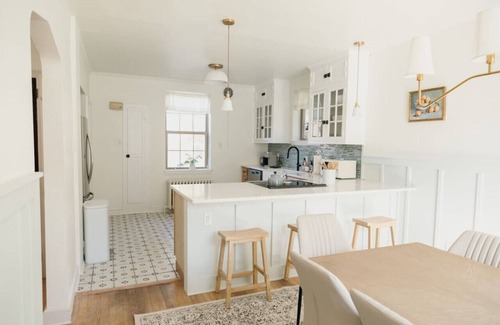Conestoga Casa | Lady Grey Cottage | Hot Tub, Fireplace, King Bed, Countryside Escape