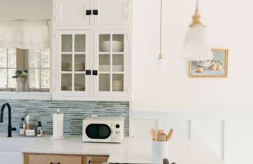 Conestoga Casa | Lady Grey Cottage | Hot Tub, Fireplace, King Bed, Countryside Escape