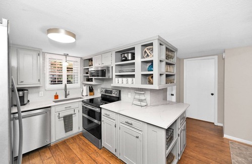 Leisure Land Casa | Lady of the Lake! Lake Front Property with Boathouse, Pet Friendly, Hot Tub, & Outdoor Sitting Area