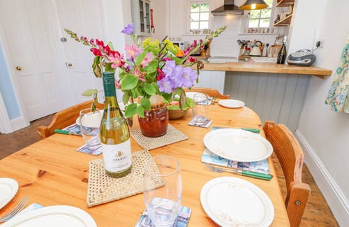 Newport Cabaña | LADYLANDS COTTAGE, pet friendly, with a garden in Shorwell