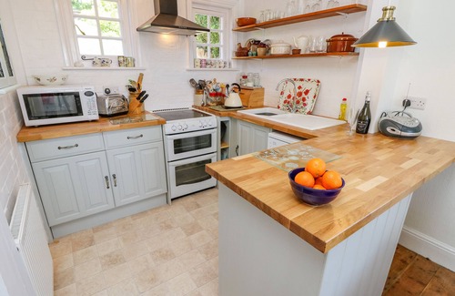 Newport Cabaña | LADYLANDS COTTAGE, pet friendly, with a garden in Shorwell
