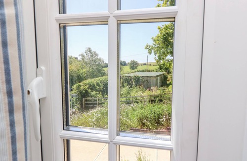Newport Cabaña | LADYLANDS COTTAGE, pet friendly, with a garden in Shorwell