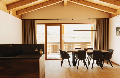 San Martino in Passiria Apartamento | LAGAR piso de vacaciones 'Struzer Michele' con logia privada y vistas a la montaña