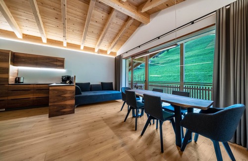 San Martino in Passiria Apartamento | LAGAR piso de vacaciones 'Struzer Michele' con logia privada y vistas a la montaña