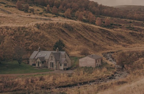 Ballater Casa | Laggan cottage where art and nature meet