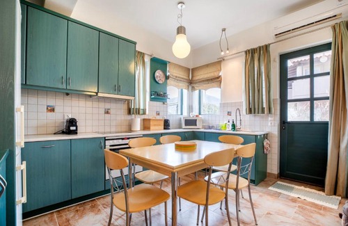 Saronikos Apartamento | Lago 1 Holiday Home