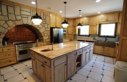 Broken Bow Cabina | Lago Vista: Sleeps 36 + Game Room, Lake View, Private Pool