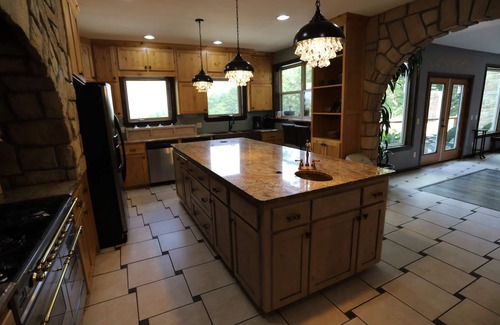 Broken Bow Cabina | Lago Vista: Sleeps 36 + Game Room, Lake View, Private Pool