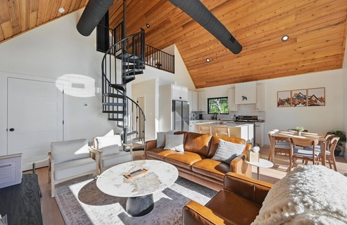 Tool Cabina | Lagom at Cedar Creek - Wellness Lakefront Cabin