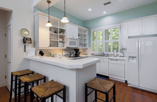 Charleston Cabaña | Lagoon View w/shared pool Cottage - Min from Downtown!