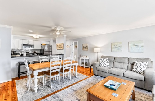 Isle of Palms Villa | Corazón de Wild Dunes! A pie de la playa, ir de compras, cenar! Renovado e Inmaculado!