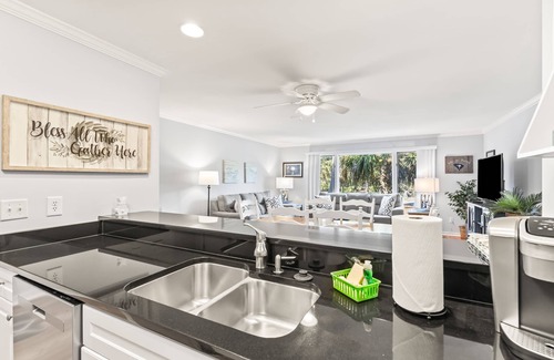 Isle of Palms Villa | Corazón de Wild Dunes! A pie de la playa, ir de compras, cenar! Renovado e Inmaculado!