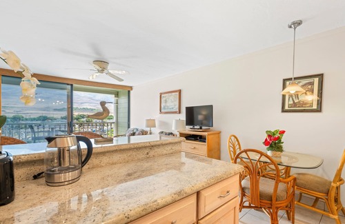 Historic Lahaina Front Street Apartamento | Lahaina Shores 504: West Maui Studio!