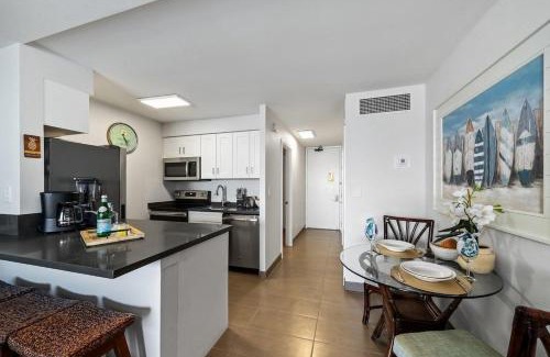 Historic Lahaina Front Street Apartamento | Lahaina Shores 523 · LS 523 Direct Beachfront Studio with Stunni