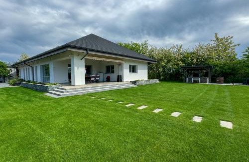 Balotesti Casa | LaHuzur - Casa de Vacanta - Therme Balotesti & Aeroport Otopeni