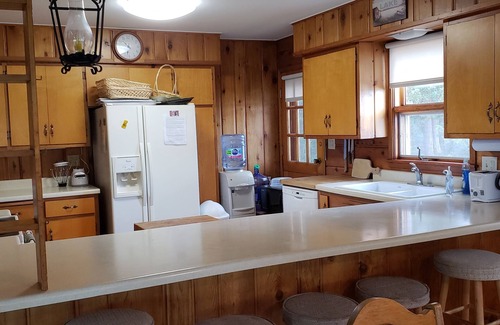 Powers Lake Casa | Relajado Lakefront Cottage - Diversión familiar en Powers Lake