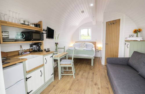 Lochmaben Cabaña | LAIRD LODGE 1, romantic, with hot tub in Lochmaben